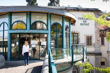 femme souriant devant l'établissement thermal de Royat